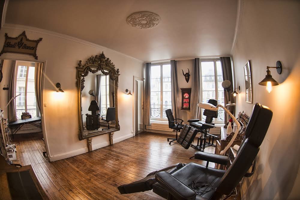 Le salon de tatouage Skull & Bones, Place Saint-Sauveur &agrave; Caen